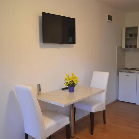 Fantastic Studio Angie In Flower Garden Apartment